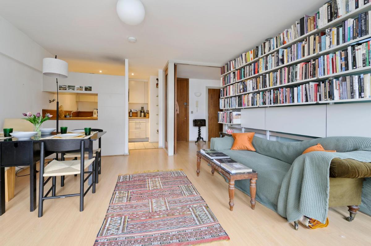 Large one bedroom flat with balcony close to the City by UnderTheDoormat - main image