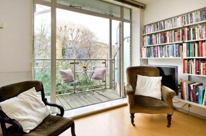 Large one bedroom flat with balcony close to the City by UnderTheDoormat - image 13