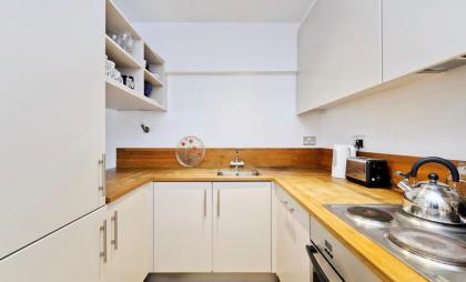 Large one bedroom flat with balcony close to the City by UnderTheDoormat - image 15