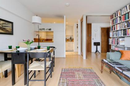 Large one bedroom flat with balcony close to the City by UnderTheDoormat - image 16