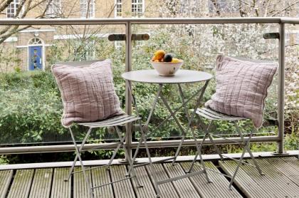 Large one bedroom flat with balcony close to the City by UnderTheDoormat - image 19