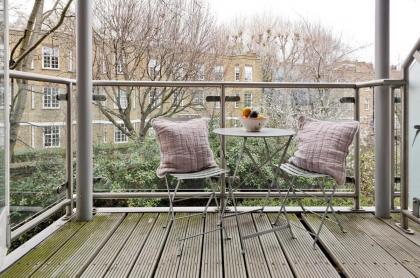 Large one bedroom flat with balcony close to the City by UnderTheDoormat - image 2