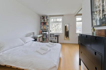Large one bedroom flat with balcony close to the City by UnderTheDoormat - image 3