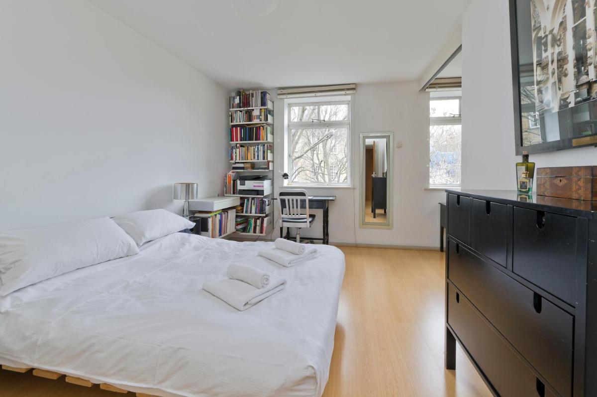 Large one bedroom flat with balcony close to the City by UnderTheDoormat - image 3