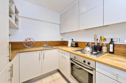Large one bedroom flat with balcony close to the City by UnderTheDoormat - image 4