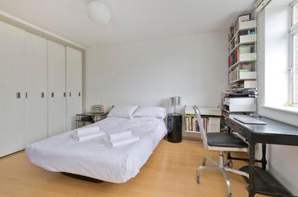 Large one bedroom flat with balcony close to the City by UnderTheDoormat - image 6