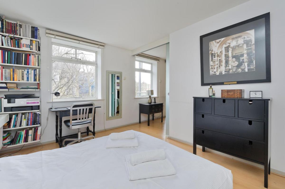 Large one bedroom flat with balcony close to the City by UnderTheDoormat - image 7
