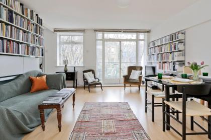 Large one bedroom flat with balcony close to the City by UnderTheDoormat - image 9