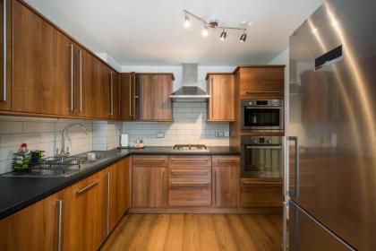 Modern 1BR Apt with fantastic views of London - image 12