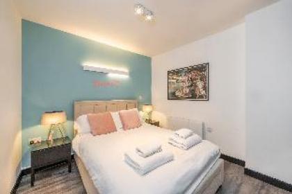 Check out our Peep Show a sassy 2 BR apt in Soho - image 2