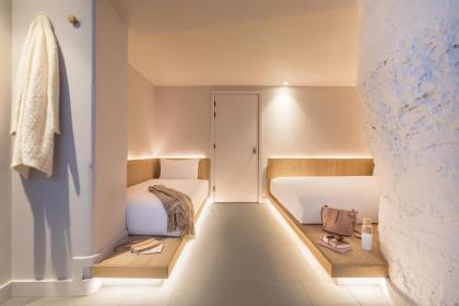 Zedwell Underground Tottenham Court Rd - image 24