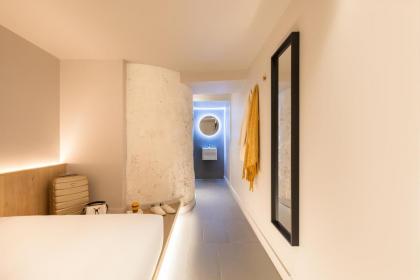 Zedwell Underground Tottenham Court Rd - image 28