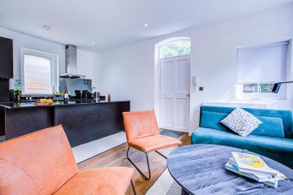 Charming 1BR Unit in the Heart of Queen's Park Neighborhood - image 21