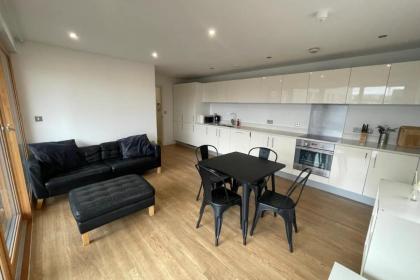 Peaceful 1BD Flat with Balcony - Bethnal Green - image 2