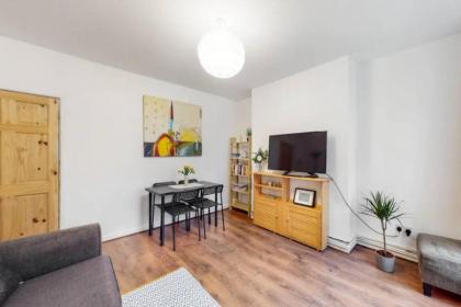Central & Cosy 2BD Flat near Canary Wharf