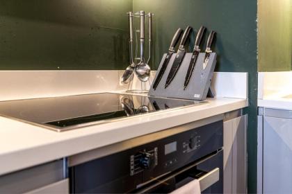 Trendy Kings Cross Flat - image 12