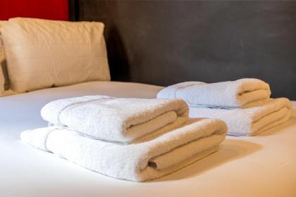 Trendy Kings Cross Flat - image 19
