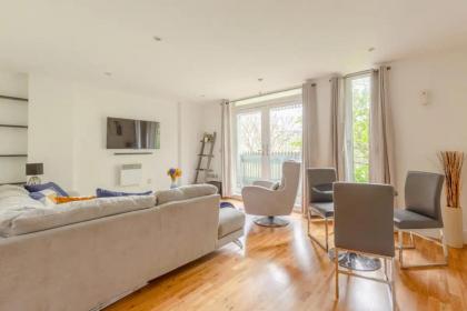 Bright & Cosy 2BD by the Canal! - Limehouse - image 6