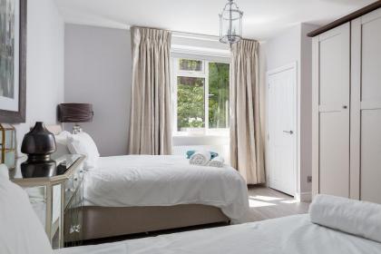Cromwell Road 2-bed 2-bath flat - image 10