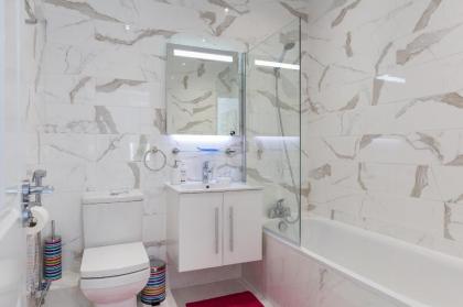 Cromwell Road 2-bed 2-bath flat - image 16