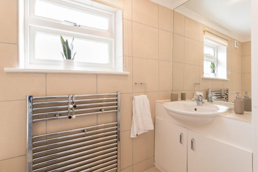 Beautiful Home in Camden with Garden - image 4