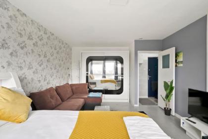 Impeccable 1-Bed Apartment in London - image 12
