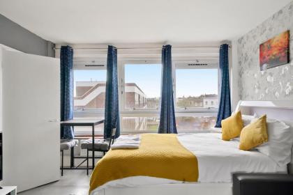 Impeccable 1-Bed Apartment in London - image 16