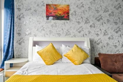 Impeccable 1-Bed Apartment in London - image 19