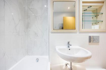 Canary Wharf-Excel- South Quay River View Free Wifi Apartment sleeps up to 5 - image 24