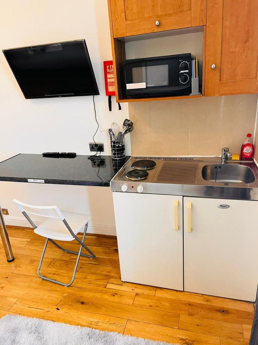 F16-Bright 3rd Flr Studio for 2 Near Paddington - image 2