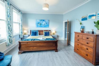 Stylish & Cosy 3bdr In Fulham with roof terrace - image 11