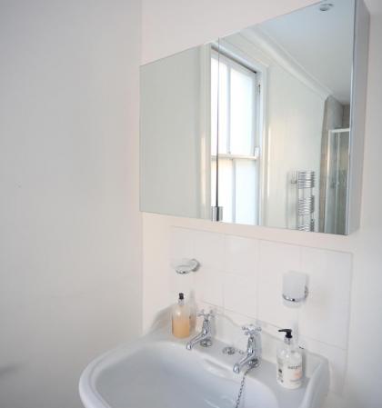 Stylish & Cosy 3bdr In Fulham with roof terrace - image 17