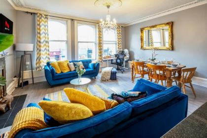 Stylish & Cosy 3bdr In Fulham with roof terrace - image 2