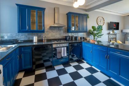 Stylish & Cosy 3bdr In Fulham with roof terrace - image 6
