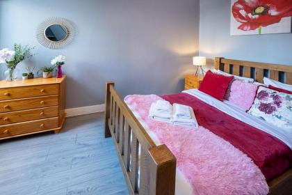 Stylish & Cosy 3bdr In Fulham with roof terrace - image 8