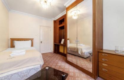 Large 3-Bed Apartment in London Kensington Gardens - image 26