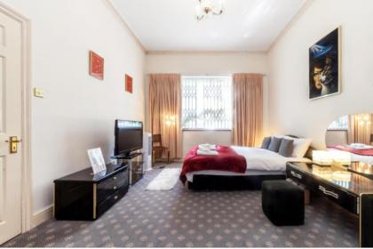 Large 3-Bed Apartment in London Kensington Gardens - image 27
