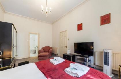 Large 3-Bed Apartment in London Kensington Gardens - image 28