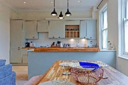 Four Bed Duplex Roof Terrace - image 8