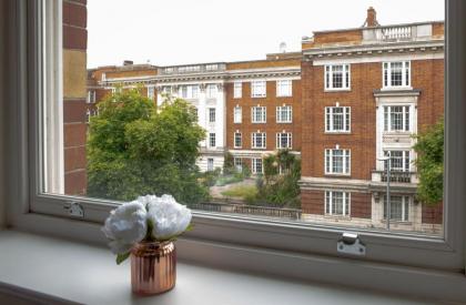 Kensington High Street One Bed - image 12