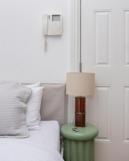 Light filled studio with view of Regents Park - image 25