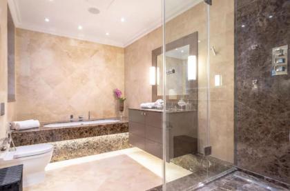 Comfortable four bedroom flat - image 9