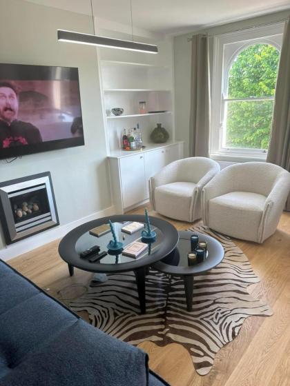 Abbey Road Luxury Modern Flat w Historic Vibes - image 12