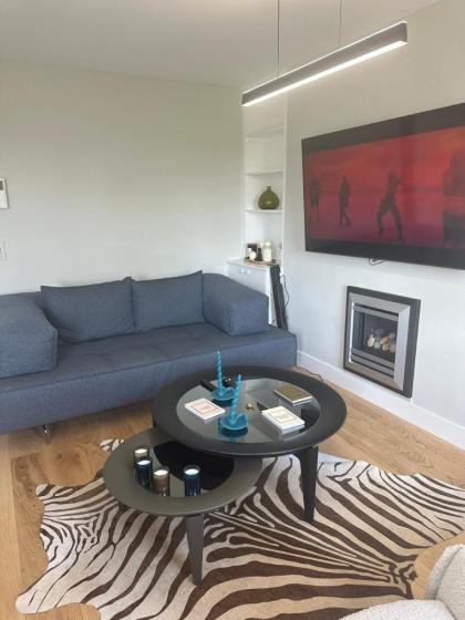 Abbey Road Luxury Modern Flat w Historic Vibes - image 13