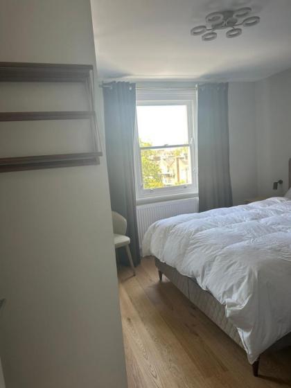 Abbey Road Luxury Modern Flat w Historic Vibes - image 18