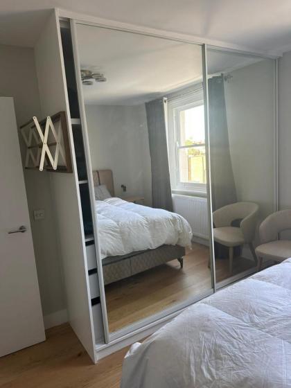 Abbey Road Luxury Modern Flat w Historic Vibes - image 19
