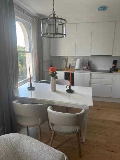 Abbey Road Luxury Modern Flat w Historic Vibes - image 21
