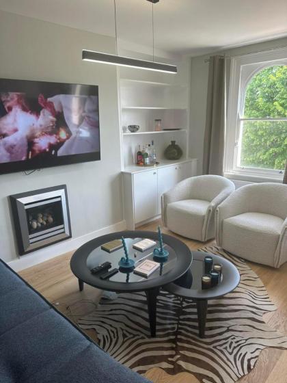 Abbey Road Luxury Modern Flat w Historic Vibes - image 8