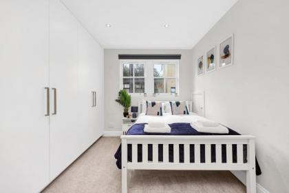 Luxury 3 bedroom house in Limehouse close to city! Sleeps 6-8! - image 10