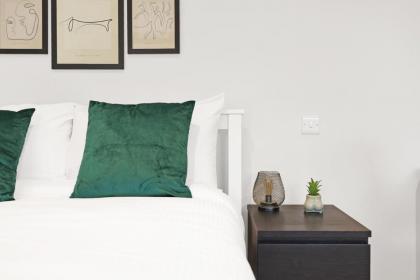 Luxury 3 bedroom house in Limehouse close to city! Sleeps 6-8! - image 11